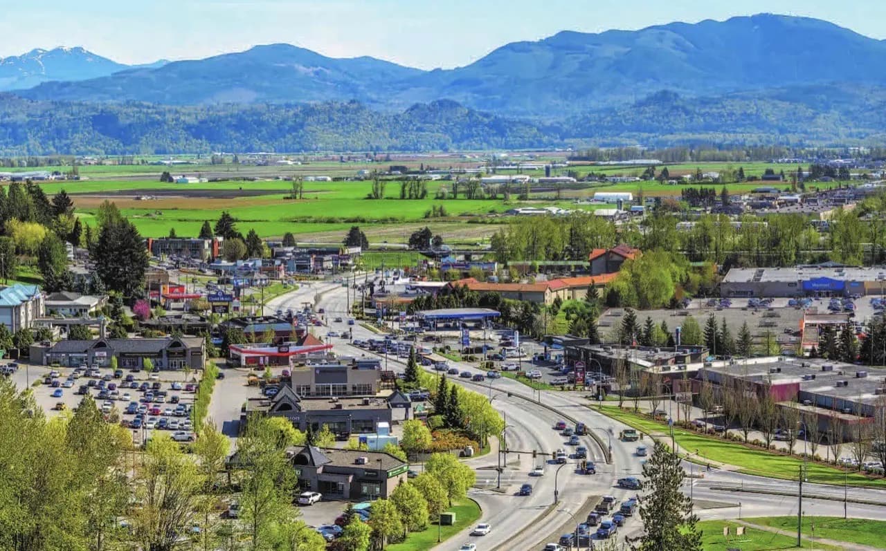 Vue aérienne d'Abbotsford, Colombie-Britannique avec terres agricoles de la vallée du Fraser et montagnes — zone de service d'entretien de pelouse