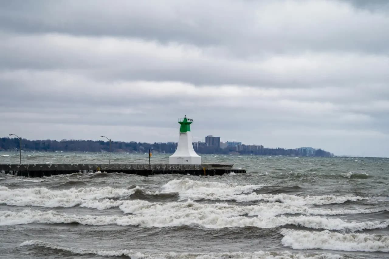 Jetée du port et phare d'Oakville, Ontario sur le lac Ontario — zone de service d'entretien de pelouse