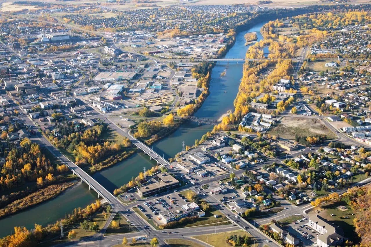 Vue aérienne de Red Deer, Alberta avec la rivière Red Deer et ses ponts — zone de service d'entretien de pelouse