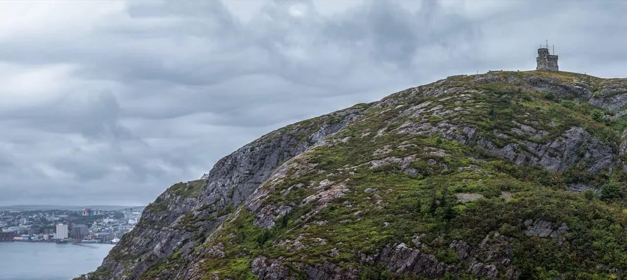 Colline Signal de St. John's, Terre-Neuve avec la tour Cabot et le port — zone de service d'entretien de pelouse