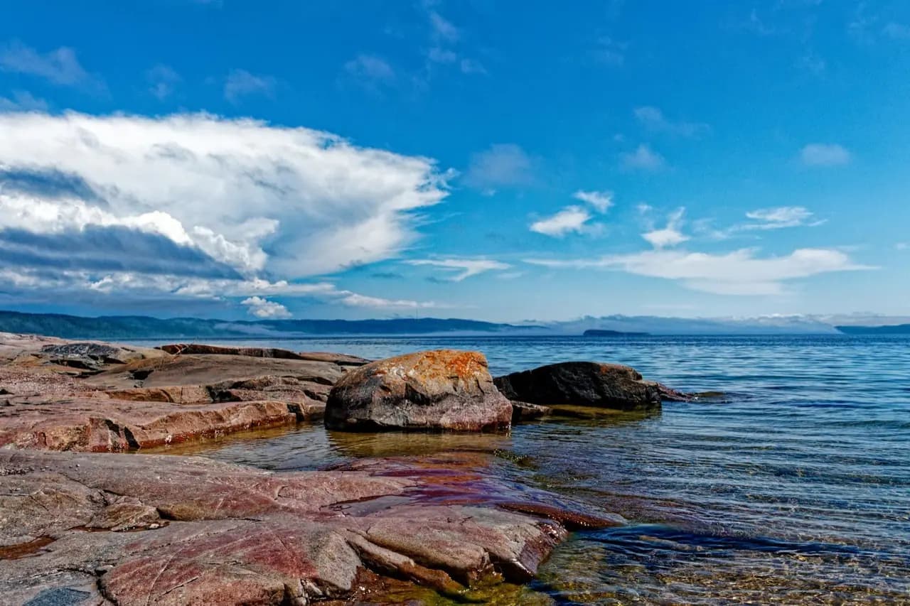 Rivage du lac Supérieur à Thunder Bay, Ontario avec roches du Bouclier canadien — zone de service d'entretien de pelouse